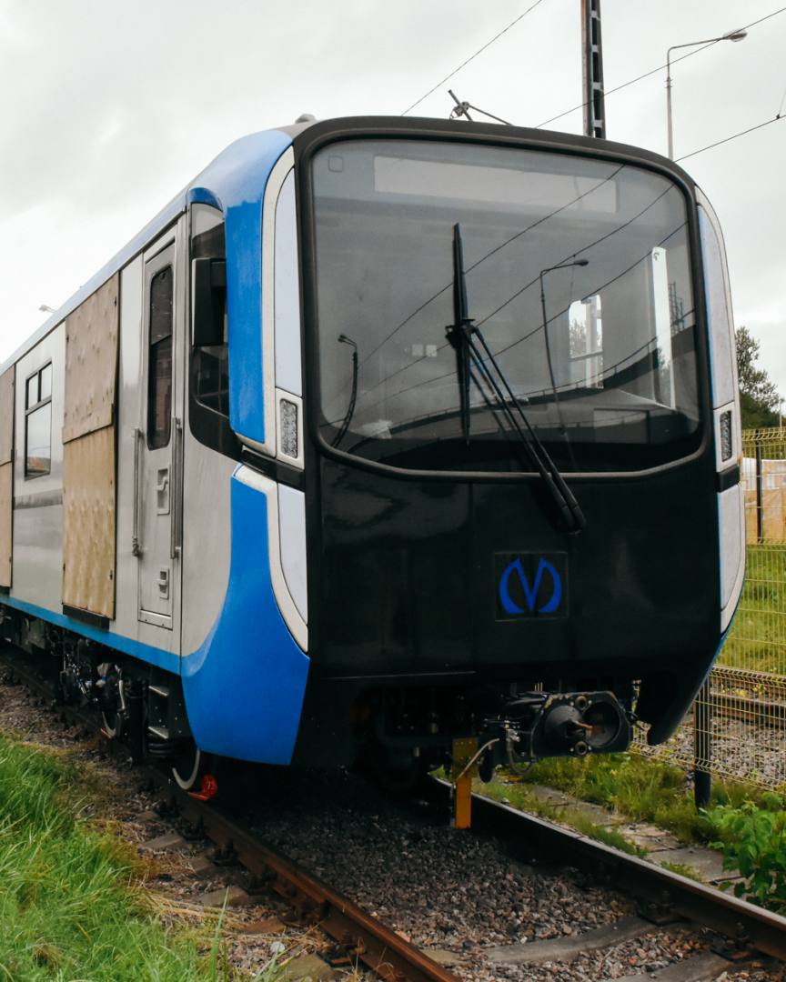 Балтийцы 2 для синей ветки метро прибыли на Октябрьский электровагоноремонтный завод Поезда приехали в полусобранном виде В Петербурге вагонам установят двери и сиденья Подписаться на НТВ Петербург Буст канала