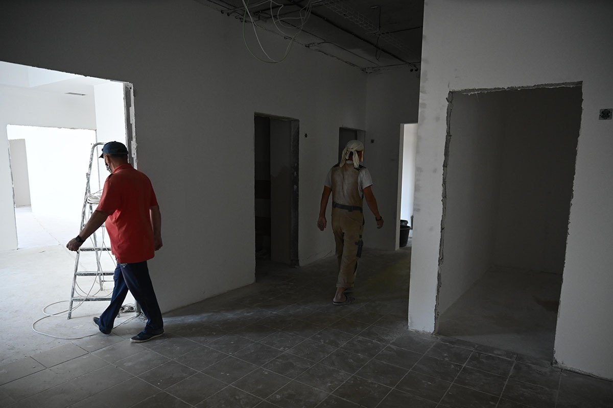 В России отремонтируют 800 студенческих общежитий   gubernia74 ru articles news 1137568 Программа капитального ремонта студенческих общежитий которая была создана по поручению президента и входит в народную программу партии Единая Россия будет продолжена и в следующие годы Ее ключевая цель создание комфортной современной и безопасной среды для проживания и учебы миллионов студентов по всей стране Как было отмечено на заседании штаба по мониторингу капремонта и строительства студенческих общежитий сейчас ремонтные работы ведутся одновременно в 109 общежитиях расположенных в 44 регионах России В 2025 году будет завершен капитальный ремонт 36 общежитий в 2026 году 55 в 2027 году 117 отремонтированных общежитий Итогом работы должно стать создание в высших учебных заведениях условий для комфортного проживания обучения и занятия наукой подчеркивает руководитель Центрального исполкома Единой России Александр Сидякин