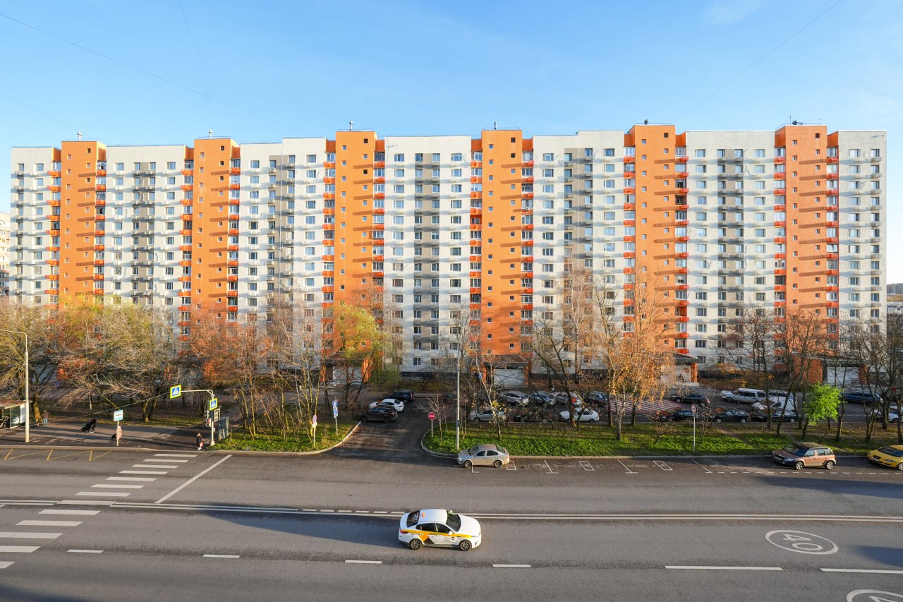 Отремонтируем около 300 фасадов домов на благоустроенных улицах В ходе реализации программ благоустройства особое внимание уделяем созданию единого визуального облика улиц Эту задачу можно решить путем обновления фасадов домов В этом году приведем в порядок около 300 фасадов для каждого типа разработана специальная технология позволяющая в полном объеме восстановить технические характеристики и внешний облик здания рассказал заместитель Мэра Москвы Петр Бирюков При ремонте окрашенных фасадов панельных домов на первом этапе исправляется геометрия панелей на втором заполняются герметиком межпанельные швы после чего фасад грунтуется и окрашивается в два слоя Ремонт фасадов домов облицованных мелкоразмерной керамической плиткой проводится с использованием полимерцементной смеси на армирующих сетках Отремонтированный по такой технологии фасад прослужит не менее 30 лет Кирпичные фасады подвергаются обязательной гидрофобизации это современный метод обработки который защищает от разрушительных процессов связанных с попаданием воды Больше о событиях Москвы в каналах Мэра Москвы Сергея Собянина и Городское хозяйство Москвы в MAX