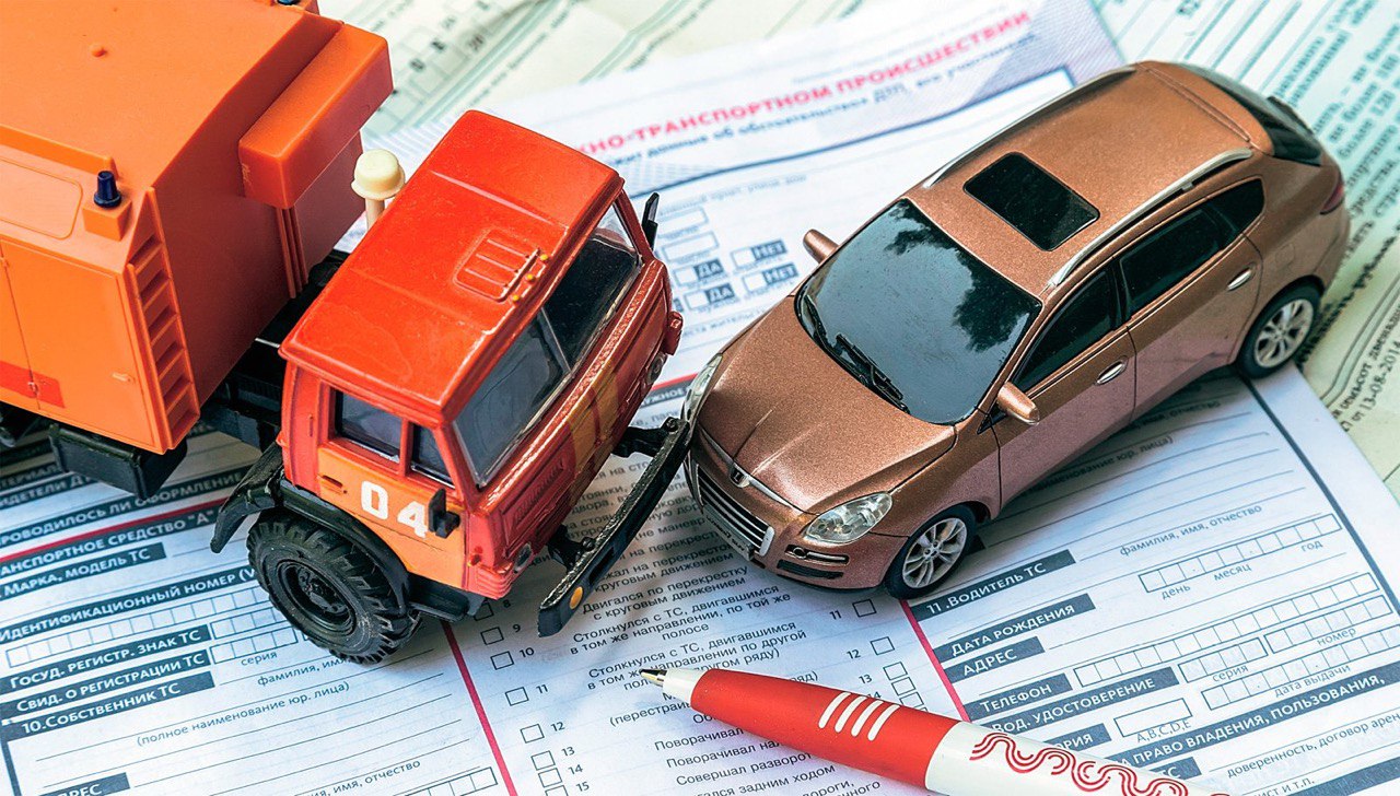 Автолюбителей ждет увеличение выплат по европротоколу вдвое: лимит – до 200 тыс. рублей. Госдума в трех чтениях приняла законопроект партии «Новые люди», который увеличивает выплаты по ОСАГО в два раза, со 100 тыс. до 200 тыс. рублей. Совет Федерации также одобрил инициативу, дело за малым – подписанием президентом и официальным опубликованием. По данным Российского союза автостраховщиков, около 40% мелких ДТП в 2024 году оформлялось именно по европротоколу. Индексация суммы выплат должна стимулировать водителей быстрее оформлять ДТП без вызова сотрудников ГИБДД, освобождая дорогу, считают законодатели. В условиях плотного трафика, характерного в том числе для кубанской столицы, новый закон вполне может способствовать уменьшению количества дорожных пробок. Кубанские Новости