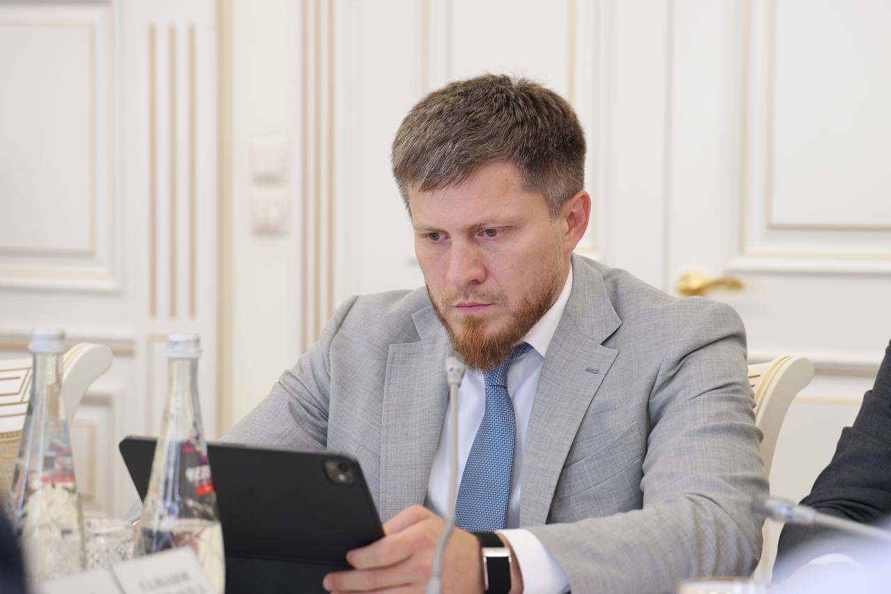 По каким ключевым направлениям будет развиваться Махачкала в рамках агломерации? Об этом на заседании Координационного совета по развитию агломераций под руководством Сергея Меликова рассказал заместитель главы столицы Тимур Галбацов. Особый акцент был сделан на системном подходе к градостроительной политике. «Основной концептуальной идеей развития города является создание городов/микрорайонов-спутников между поселками города Махачкалы, что может стать катализатором их развития», – отметил Тимур Галбацов. Он подчеркнул, что такой подход позволит разгрузить центральные районы, улучшить качество жизни населения и стимулировать экономический рост. Ключевыми направлениями работы администрация города определила: строгое соблюдение скорректированного Генерального плана развития города; отказ от точечной застройки в пользу комплексного развития территорий; создание новых микрорайонов-спутников; инвентаризацию земельных участков в северной части города. «Реализация таких проектов поможет улучшить качество жизни населения, создать комфортную городскую среду, разгрузить транспортную, социальную и коммунальную инфраструктуру в центральной части города», – отметил заместитель мэра. Для реализации этих планов предполагается использовать различные инструменты финансирования, включая привлечение частных инвесторов и механизмы муниципально-частного партнерства. Тимур Галбацов рассказал о принимаемых администрацией города проектах, технических деталях и проектных решениях. Основной их особенностью является использование модели Комплексного развития территорий.