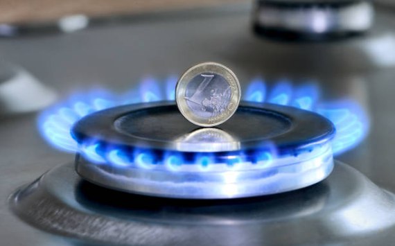 Страны Европейского союза существенно нарастили закупки российского газа   globalmsk ru news id 78385 В январе страны входящие в состав Европейского союза закупили около 2 3 млрд кубических метров сжиженного природного газа что является рекордным значением за длительный промежуток времени По словам экспертов причинами таких изменений являются сильные морозы в западном регионе отбор газа из подземных хранилищ и сокращение импорта сырья из США По имеющейся информации в январе экспорт газа в Европу по трубопроводу Турецкий поток увеличился на 11 в годовом выражении составив около 1 73 млрд кубических метров На данный момент это направление является единственным из всех возможных для поставок отечественного сырья в страны Старого Света По словам специалистов доля российского сжиженного природного газа в объеме европейского импорта выросла до 19 Больше Россия ничем помочь не может так как других возможностей доставить газ в Европу нет Да и не до конца ясно стоит ли это делать если