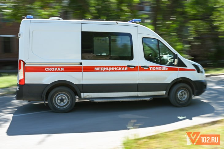 В Краснооктябрьском районе Волгограда произошло дорожно транспортное происшествие с участием 14 летней девочки Как рассказали в ГУ МВД России по региону инцидент произошел на улице Еременко По предварительной информации водитель на автомобиле Hyundai Getz напротив дома 124 сбил несовершеннолетнюю которая переходила проезжую часть дороги по регулируемому пешеходному переходу на разрешающий сигнал светофора В результате аварии ребенок был доставлен в медучреждение