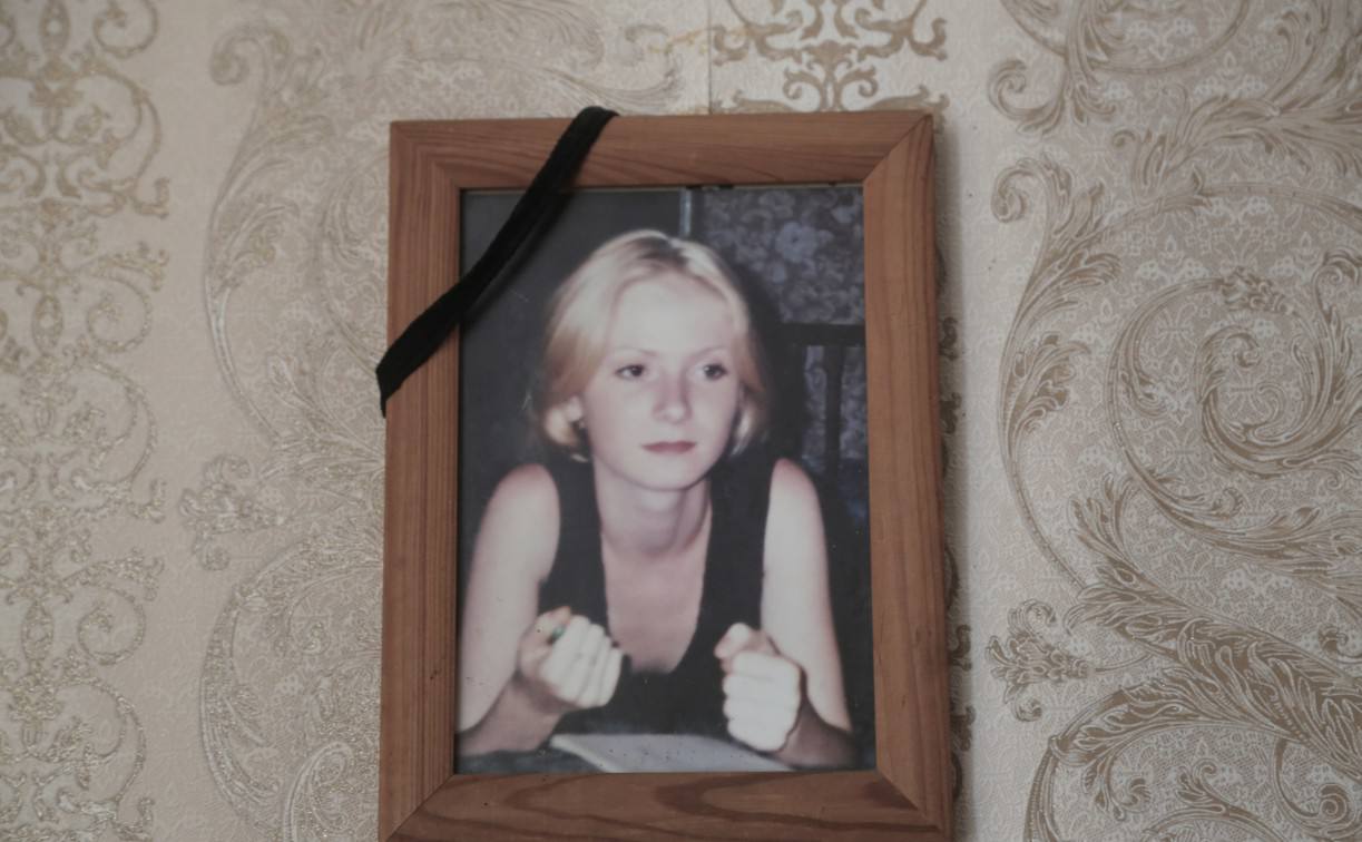 В Узловой жестоко убили 23-летнюю девушку: обвиняемого признали виновным и отпустили Жестокое преступление, которое произошло 19 лет назад, раскрыли только в июле 2024 года. Олесю Синицину убили в феврале 2005 года. Обезображенный труп молодой женщины обнаружили на пустыре в 900 метрах от её дома в посёлке Дубовка. Несмотря на то, что у следователей имелся подозреваемый, 22-летний Николай К., парня отпустили через пару недель после возбуждения уголовного дела. А некоторое время спустя дело и вовсе приостановили со стандартной формулировкой: «В связи с невозможностью достоверно установить лицо, причастное к преступлению». 19 лет спустя следователи заново проанализировали собранные в те годы материалы, допросили свидетелей и провели дополнительные судебные экспертизы. ЧИТАТЬ ПОЛНОСТЬЮ