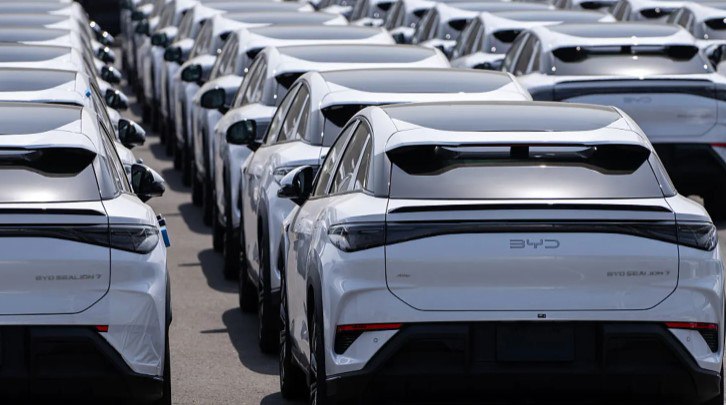 Китайская компания BYD готова впервые обогнать Tesla и стать мировым лидером по продажам электромобилей   Ожидается что 2 января китайский автомобильный гигант BYD свергнет своего американского конкурента Tesla как крупнейший в мире продавец электромобилей в годовом исчислении   Эта веха станет кульминацией невероятного взлета для BYD компании о продукции которой Илон Маск из Tesla когда то пренебрежительно отзывался высмеивая ее в интервью Bloomberg в 2011 году Обе автомобильные компании готовятся опубликовать свои окончательные годовые данные о продажах за 2025 год хотя судя по имеющимся данным почти наверняка BYD официально превзойдет Tesla В заявлении опубликованном в четверг компания BYD сообщила что продажи ее электромобилей выросли почти на 28 и составили 2 26 миллиона единиц Компания Tesla еще не опубликовала данные о продажах за 2025 год хотя ожидалось что она сделает это позже в тот же день Источник CNBC chinastocksnet Если полезно поставьте лайк BYD Навигация по каналам  Акции  Облигации  Китай  Трейдинг  Новости  Клуб