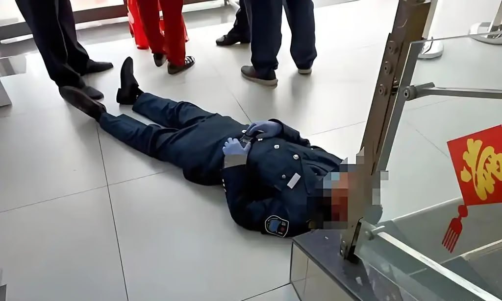 В Китае охранник умер от жары перед сменой, компания отказалась платить компенсацию  В Сиане  провинция Шэньси  50-летний охранник по фамилии Чжоу умер от сердечного приступа после того, как пришел на работу за час до начала смены 15 июля. Температура достигала 33°C, в охранной будке и общежитии не было кондиционеров, вентиляции и нормальных бытовых условий. Мужчина позавтракал, потерял сознание и вскоре скончался в больнице.  Работодатель отказался признать смерть производственной, потому что охранник находился на территории вне рабочего времени. В компании предложили «гуманитарную помощь», но не компенсацию. Сейчас ведется проверка по линии страхования от производственных травм. Семья Чжоу утверждает, что он был в добром здравии, а его гибель связана с тяжелыми условиями труда.   Случай вызвал широкий резонанс в китайских соцсетях. Многие напомнили о другом инциденте: в 2014 году охранник в Пекине умер во время секса прямо на рабочем месте, и суд признал это смертью на производстве.     Новости Китая   ЭКД