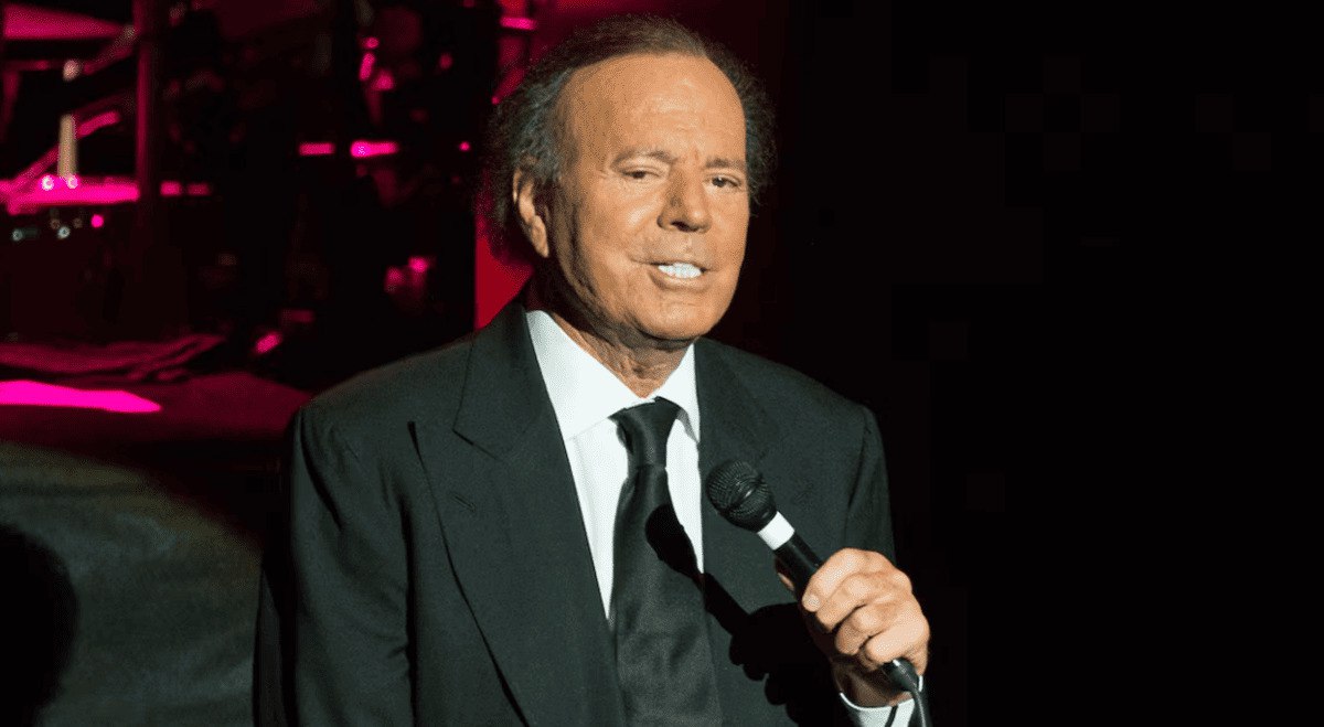 Две женщины обвинили Хулио Иглесиаса в сексуальных домогательствах и насилии в его домах Две женщины работавшие в частных резиденциях певца на Багамах и в Доминиканской Республике поделились пережитым Они описывают атмосферу страха и тотального контроля проверка телефонов удаление фотографий давление и угрозы за малейшее несогласие Одна из сотрудниц признаётся что несколько месяцев работы привели её к депрессии Обе отмечают случаи физических и сексуальных домогательств со стороны Иглесиаса особенно когда его жена отсутствовала По словам женщин многие коллеги сталкивались с тем же но не осмеливались говорить Знаменитости Криминал   russpain com news dve zhenshhiny obvinili hulio iglesiasa v seksualnyh domogatelstvah i nasilii v ego domah 367920