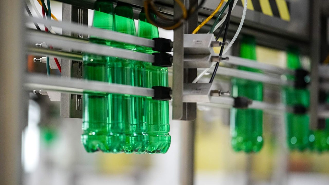 МВД России обозначило признаки контрафактного алкоголя Среди них отсутствие литража на дне бутылки низкое качество печати этикеток и контрэтикетки незаводской способ нанесения и опечатки в маркировке крышек Эксперты дополняют картину и отмечают что рынок становится всё более маскированным и трудно распознаваемым По их словам контроль за оборотом контрафакта остается слабым а значит потребители по прежнему рискуют здоровьем