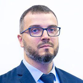 Бывший министр липецкого правительства стал главным федеральным инспектором Владимирской области 38 летнего Игоря Гречуху во Владимире представил полпред президента РФ в Центральном федеральном округе Игорь Щёголев Игорь Гречуха 12 лет работал в прокуратуре Липецкой области Был инициатором ряда громких уголовных дел против управляющих компаний Липецка В 2021 году возглавил управление административных органов курировал работу с силовиками и военными В 2024 году это ведомство получило новые статус и название стало министерством безопасности Липецкой области В июне 2025 года Гречуха перешёл в аппарат полпредства президента в ЦФО и стал федеральным инспектором по Калужской области И вот с октября он уже главный федеральный инспектор по Владимирской области