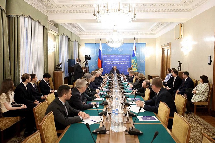 Сергей Лавров отметил усилия Единой России по укреплению избирательного суверенитета стран Мирового большинства Вопросы противодействия вмешательствам в выборные процессы обсудили на заседании комиссии Генсовета партии по международному сотрудничеству и поддержке соотечественников за рубежом Работа по укреплению избирательного суверенитета должна быть системной подчеркнул председатель комиссии Генсовета министр иностранных дел РФ Сергей Лавров Заключение межпартийных соглашений о противодействии электоральному неоколониализму и защите суверенитета это тоже инициатива Единой России по нашему убеждению позволит выработать общие критерии для проведения беспристрастной экспертизы так называемых демократических процессов в странах Мирового большинства с учётом их цивилизационного многообразия Мне кажется нам нужно активнее этим заниматься чтобы противопоставить множественность демократических форм государственности организации жизни общества тому что пытаются по шаблону навязать всему остальному миру европейцы в контексте своей неолиберальной повестки дня сказал Сергей Лавров