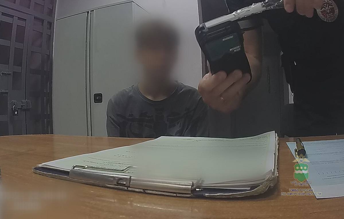 Пьяный 11-летний ребенок катался на машине отца по улицам Благовещенска На улице Пушкина госавтоинспекторы остановили автомобиль Toyota Corona Premio, за рулём которого находился ребёнок. Транспортное средство, которое ребенок взял у отца, полицейские поместили на охраняемую стоянку. Мать нарушителя привлекут к административной ответственности по статье 20.22 КоАП РФ за нахождение сына в состоянии опьянения.