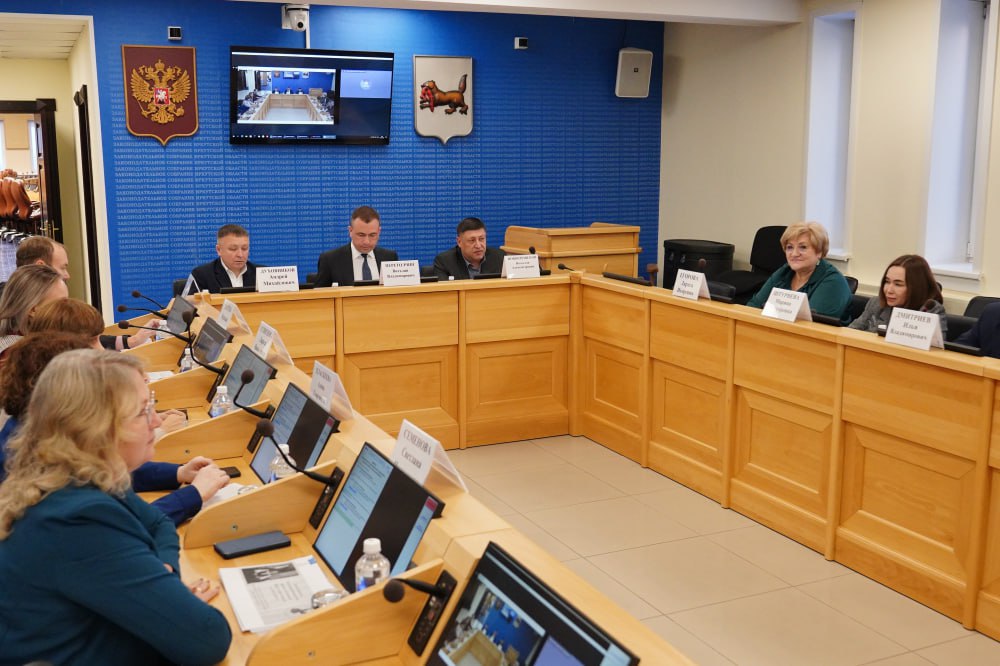 В Иркутской области введут административную ответственность за склонение к аборту Проект закона рассмотрен сегодня на заседании профильного комитета Заксобрания под руководством Виталия Перетолчина Инициатива принадлежит группе депутатов регионального парламента Документ внесен на рассмотрение с проектом закона О запрете склонения к искусственному прерыванию беременности на территории Иркутской области Он был принят в декабре 2025 года и запрещает склонение к искусственному прерыванию беременности путем угроз уговоров предложений подкупа обмана лицами с которыми женщина находится в служебной зависимости Как следует из проекта закона для должностных лиц административный штраф составит от 5 до 10 тысяч рублей для юридических от 30 до 50 тысяч рублей Проект закона планируется рассмотреть на ближайшей сессии 28 января Подписаться на канал