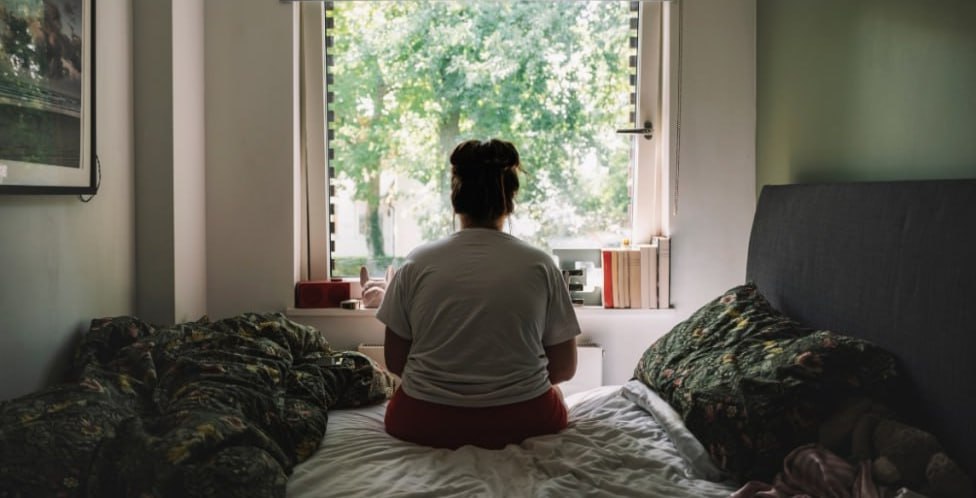 Безвылазное нахождение дома вызывает тревогу ломает психику и затуманивает разум врачи бьют тревогу Эксперты подсчитали что люди проводят в помещениях до 93 времени это прозвали цифровым ожирением Экраны искусственный свет и постоянная умственная нагрузка держат нервную систему в режиме тревоги почти весь день не давая ей восстановиться Для перезагрузки мозгу жизненно необходимы дневной свет свежий воздух темнота ночью и возможность смотреть вдаль а не в телефон Всего 100 минут в день на свежем воздухе заметно улучшают сон концентрацию настроение и общее состояние организма Самое время выбраться на улицу впервые за все январские Подписывайтесь на Бердянск Актуально Всегда актуальные новости