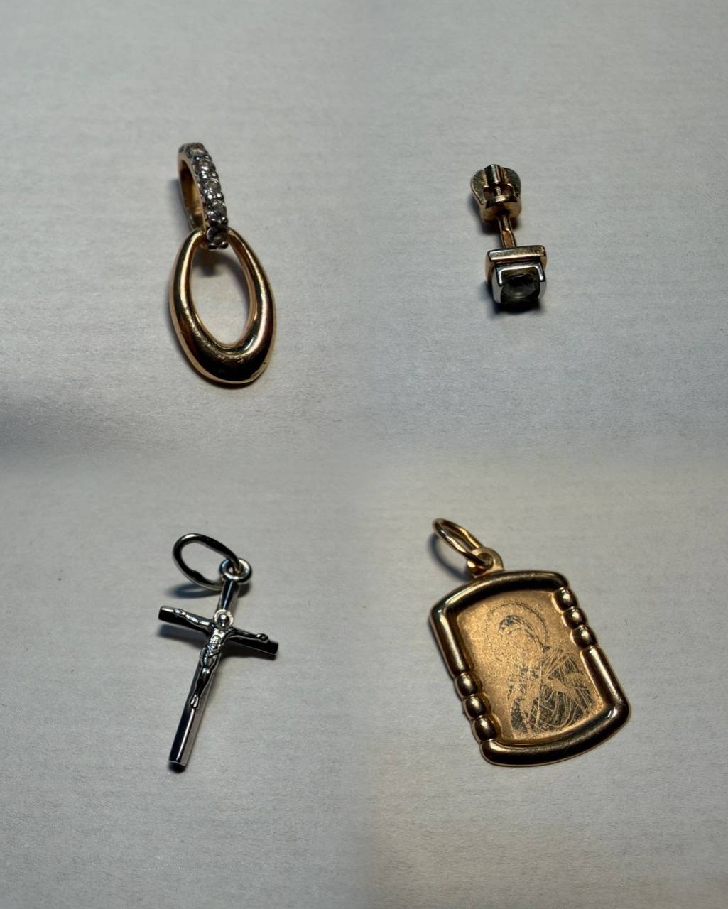 В Старом Осколе полиция раскрыла кражу золотых украшений на сумму более 80 тысяч рублей 28 летняя местная жительница заявила что драгоценности пропали после уборки её квартиры сотрудницей клининговой компании Оперативники установили что 25 летняя уборщица нуждаясь в деньгах похитила цепочки подвески серьги и икону Украденное возвращено владелице Возбуждено уголовное дело по статье Кража подозреваемой избрана мера пресечения в виде подписки о невыезде Подписывайся на okoskol   Прислать новость за вознаграждение