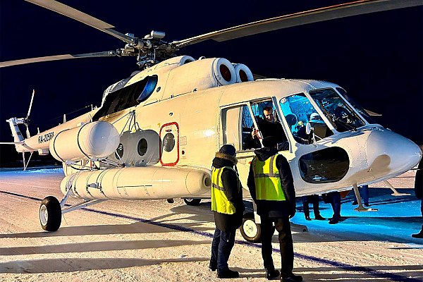 Новый вертолет Ми-8МТВ-1 пополнил парк архангельского авиаотряда  Авиационный парк Архангельского объединённого авиаотряда пополнился новым вертолётом Ми-8МТВ-1. Машина поступила с Казанского вертолётного завода и уже прибыла на базу авиаотряда.  Об этом AVIA.RU сообщили в пресс-службе авиаотряда.  "Сегодня на нашу базу с Казанского вертолётного завода прибыл новый вертолёт Ми-8МТВ-1. Это значимый шаг в развитии нашего авиапредприятия!Совершив прямой перелёт из Казани за пять часов, вертолёт уже готов приступить к работе. Этот «железный боец» станет надёжным помощником в санитарной авиации, пассажирских перевозках и выполнении различных авиационных задач.", говорится в сообщении.  Главная особенность нового вертолёта — увеличенная дальность полёта благодаря дополнительным внешним топливным бакам.  aviaru.net/n279290