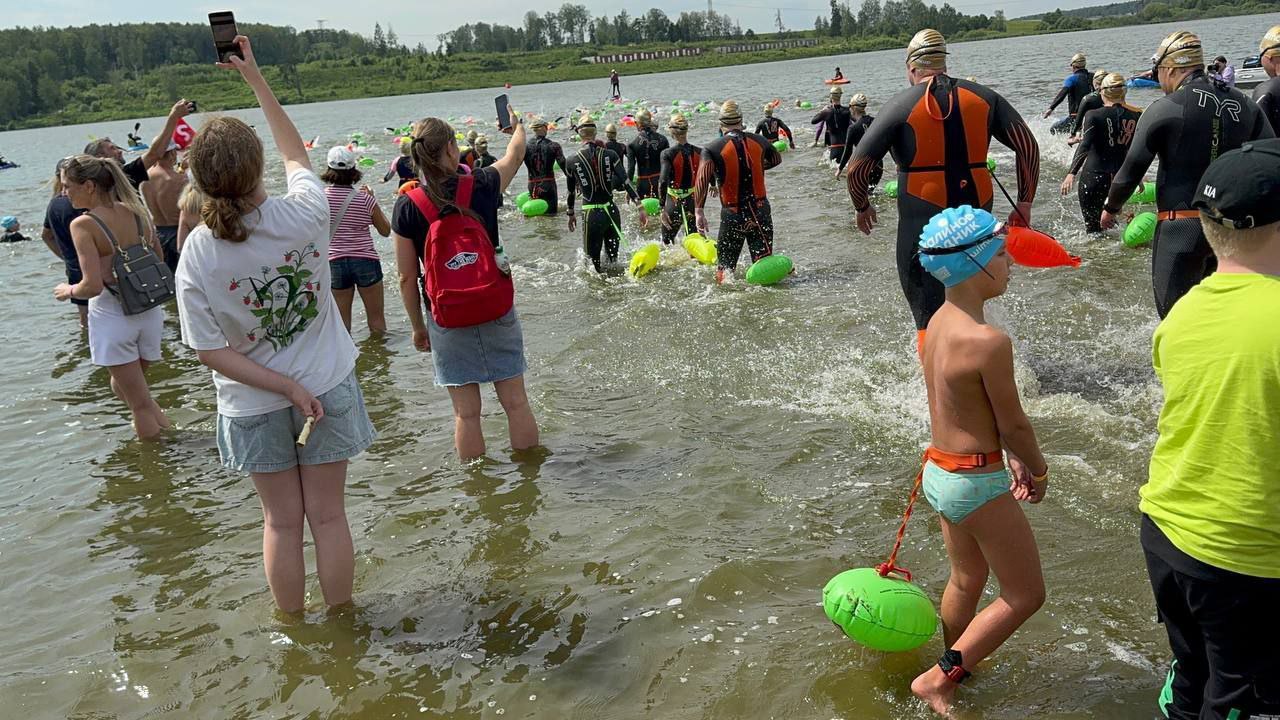 На Торбеевском озере прошëл Кубок чемпионов «Swimcup» по плаванию на открытой воде В заплывах приняли участие 350 человек: 150 женщин, 200 мужчин и 30 детей. Протяжённость детского заплыва 300 м, взрослые плыли 1, 2, 3 и 4 км. Заплыв на Торбеевом озере стал частью большого чемпионата, который включает соревнования на нескольких локациях. «Этот сезон на открытой воде в Московской области мы встречаем новыми локациями и новыми дисциплинами. Главной новинкой этого лета будут заплывы на выбывание, где десять сильнейших мужчин и десять женщин будут бороться за Кубок Чемпионов»,— прокомментировал организатор Кубка чемпионов Swimcup, многократный чемпион мира и Европы по плаванию на открытой воде Евгений Безрученко.