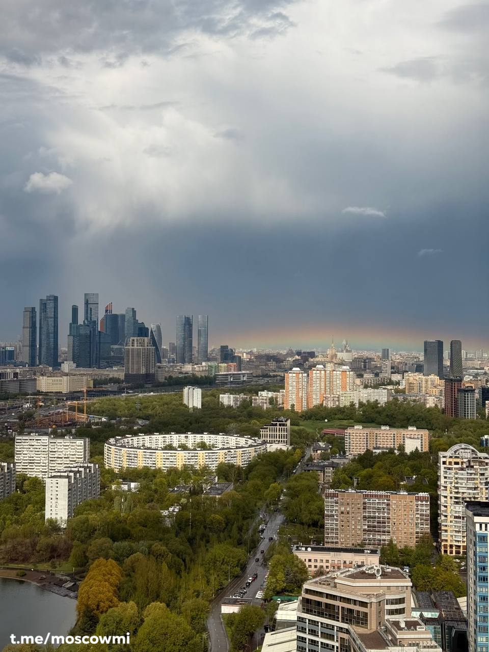 Необычная низкая радуга развернулась над Москвой.