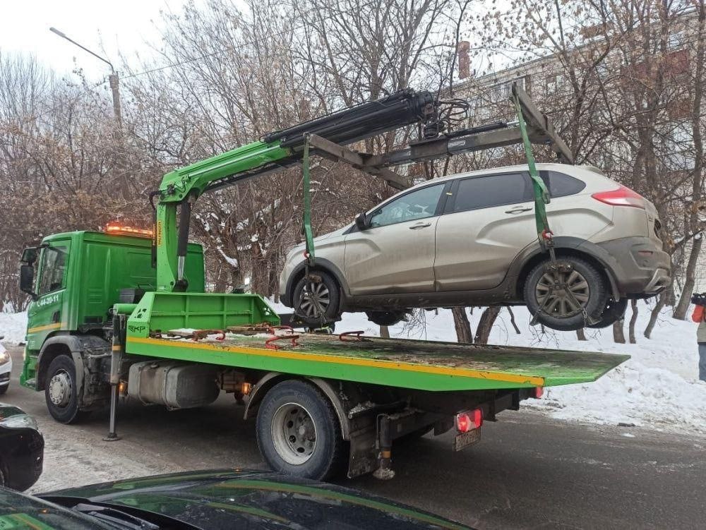 В Кирове будут чаще эвакуировать неправильно припаркованные авто Об этом в интервью радио Киров Град сообщил министр транспорта Алексей Петряков Все дело в том что нарушители мешают уборке улиц от снега Будут ужесточаться мероприятия чтобы машины могли расчищать дороги более качественно Будем это делать совместно с ГИБДД У минтранса тоже существует эвакуация достаточно средств Все будет осуществляться в комплексе заявил Петряков Подписаться