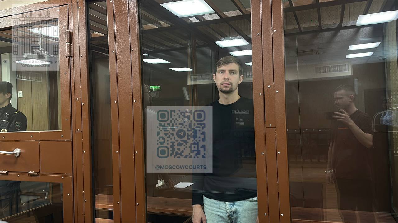 Секс бомбист Алексей Башин последователь коучера Алекса Лесли призывавшего кадрить девушек на улицах Москвы получил 1 5 года тюрьмы Тверской суд усмотрел в его действиях состав преступления склонение к изнасилованию Теперь ловеласу придется пересмотреть свои взгляды на взаимоотношения полов