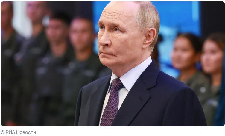 Президент России Владимир Путин в формате видеоконференции открыл новый международный терминал аэропорта Хабаровск Об этом сообщает РИА Новости Российский лидер подчеркнул что в Дальневосточном федеральном округе ДФО сделано многое но предстоит сделать еще больше По словам Путина есть над чем работать Владимир Путин пробудет на Дальнем Востоке два дня В его расписании стоит участие в ряде мероприятий В частности 4 сентября российский лидер встретится с почетными гостями Восточного экономического форума ВЭФ На следующий день президент выступит на пленарном заседании ВЭФ и ответит на вопросы присутствующих Также в ходе своей поездки Путин рассмотрит вопросы развития Дальнего Востока даст старт работе новых предприятий и объектов транспортной инфраструктуры Кроме того ожидается встреча главы государства с губернатором Приморского края Олегом Кожемяко и совещание по вопросам развития топливно энергетического комплекса региона