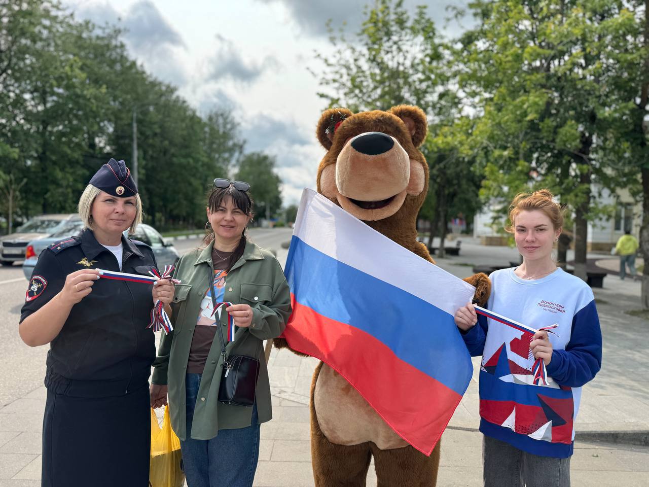 В Подмосковья дорожные полицейские накануне Дня России проводят профлактические мероприятия В Шаховской в преддверии праздника автоинспекторы, работники Дома культуры и волонтёры провели акцию в центре посёлка. Местным жителям напоминали о правилах дорожного движения и вручали праздничные ленточки с триколором - символом нашей Родины!
