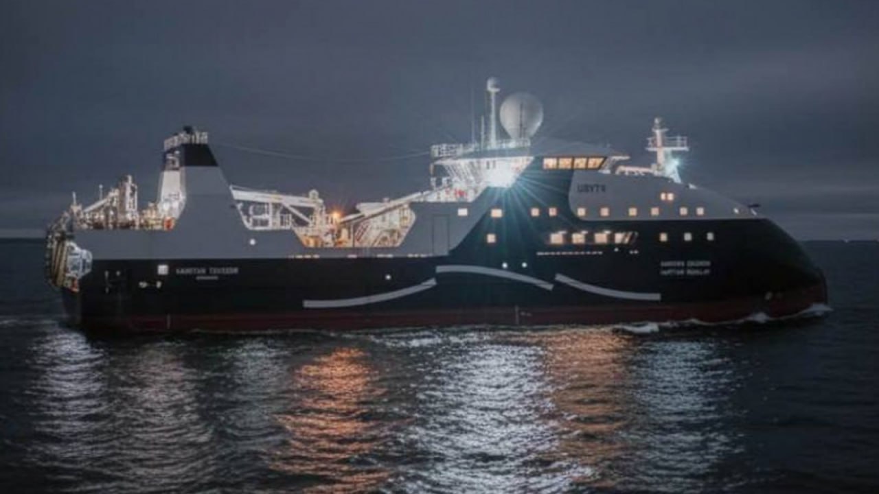 Траулер Капитан Геллер вышел на ходовые испытания Первый серийный морозильный траулер для группы Норебо начал ходовые испытания в Балтийском море Капитан Геллер оснащен современной фабрикой способной перерабатывать до 150 тонн рыбы в сутки Он предназначен для промысла трески минтая сельди и других видов в открытом море Подписаться Прислать новость