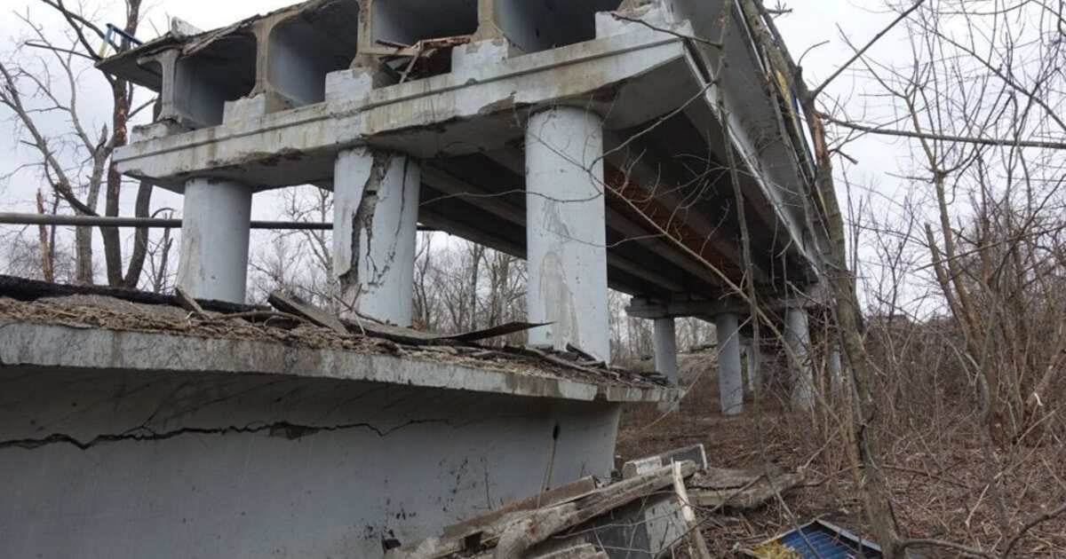 Проект восстановления моста у Счастья предполагает создание четырех полос движения  Об этом в ходе правительственного часа в Народном Совете сообщил министр инфраструктуры и транспорта ЛНР Альберт Апшев   «Данный мост, как и другие искусственные сооружения, в достаточно плачевном состоянии на данный момент находится. Тем не менее, <…> он включен в программу восстановления за счет сил федерального казенного учреждения „Новороссия“. Вопрос сейчас остается с финансированием. Но та проектная документация, эскизы, которые мы уже видели, предполагает четырехполосное сообщение», — сказал он.  Глава ведомства уточнил, что возможность восстановления объекта рассматривается в период 2025–2027 годов.  ⏺Мост через Северский Донец у Счастья был взорван киевскими силовиками при отступлении в 2022 году. Возможность проезда была организована местными дорожниками.  По материалам ЛИЦ