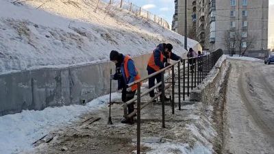 В бобслейные трассы мурманские лестницы превратились из-за талых вод — УДХ  О способах борьбы со стихией рассказали в сообществе Мурманского УДХ, опубликовав фотографии двух сотрудников, сбивающих толстый слой льда и замёрзшего снега.  — На некоторые лестницы произошел выход грунтовых и талых вод с последующим обледенением. В настоящее время выполняются работы по устранению наледи, — отчитались в организации.