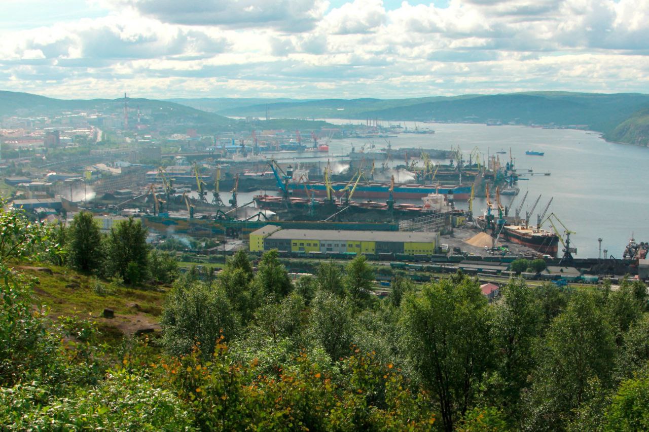 ВТБ дал гарантии на 4 7 млрд рублей для строительства нефтегазовой инфраструктуры в порту Мурманск Сообщает пресс служба ВТБ  Застройщиком резервуарного парка на территории комплекса по перевалке газового конденсата и нефтепродуктов в порту Мурманск выступает саратовская компания ООО Химсталькон Инжиниринг Объект является частью инфраструктуры комплекса по фракционированию и перевалке стабильного газового конденсата одного из крупнейших промышленных проектов в Северо Западном регионе Расширение мощностей хранения позволит увеличить объем переработки и экспорта нефтегазовых продуктов морским путем в том числе легкой и тяжелой нафты керосиновых и дизельных фракций Поддержка ВТБ укрепляет наши позиции как генерального подрядчика в проектах федерального уровня требующих высокой финансовой устойчивости и надежности Полученные гарантии помогут своевременно начать работы по строительству резервуарного парка и внести вклад в развитие нефтегазовой отрасли России сообщил Эдуард Слейн исполнительный директор компании Химсталькон Инжиниринг