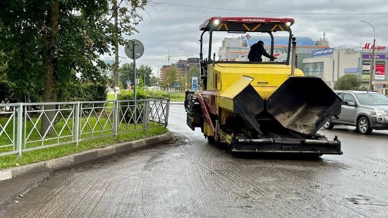 На Маркса прибыла спецтехника для укладки асфальта Продолжается ремонт участка пр Маркса Подрядчик заканчивает работы по корректировке люков колодцев в ближайшее время приступит к укладке нижнего слоя асфальта Между тем обнинцы замечают доделать проезжую часть к 1 сентября не успеют В сентябре будет коллапс на дорогах Пешеходные переходы без разметки Детям которые пойдут в школу опасно там переходить дорогу обращаются к властям горожане Власти Обнинска говорят что работы должны завершить раньше запланированного срока конца сентября Разметку нанесут после укладки асфальта Присоединяйтесь к Народу Обнинска