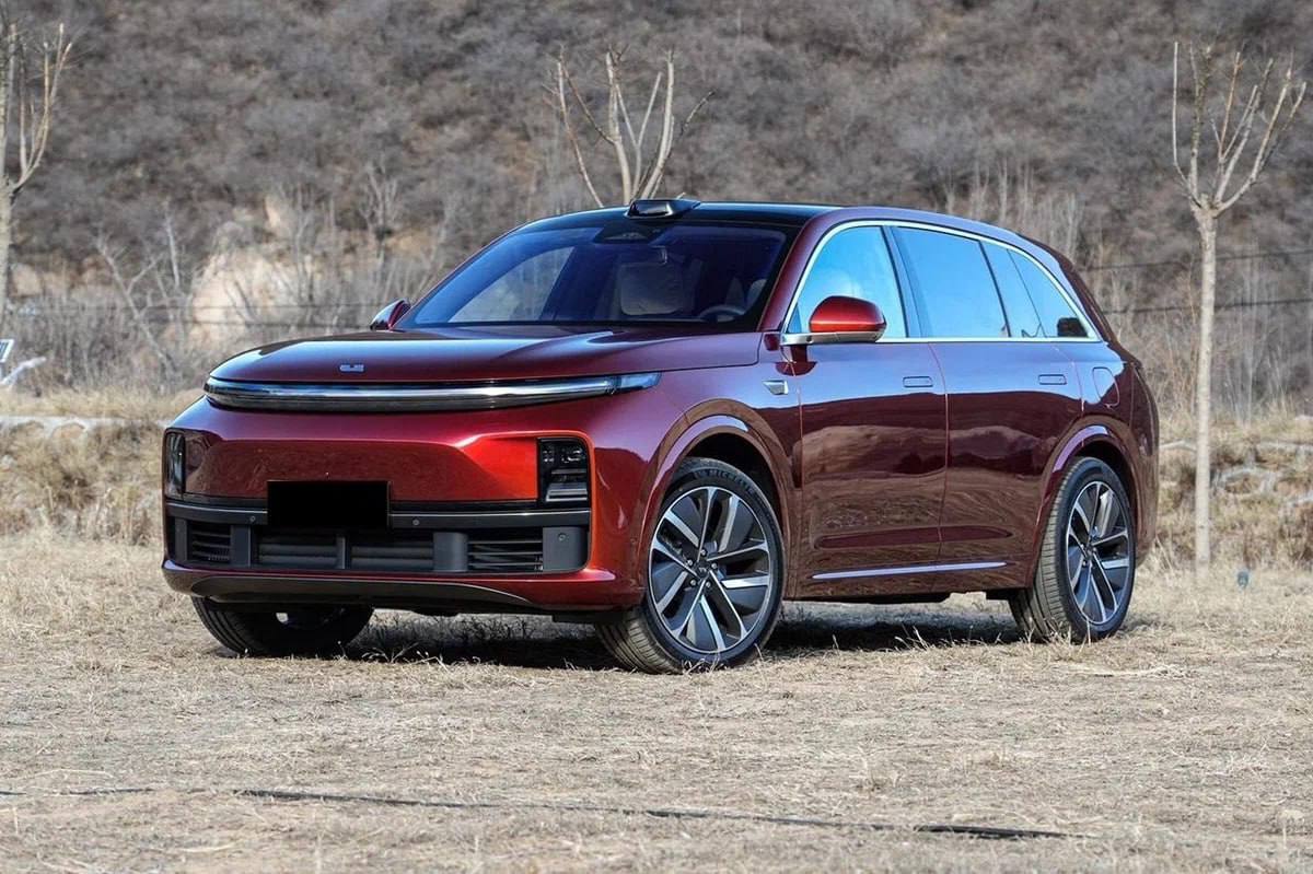 Опасные уровни электромагнитного излучения в китайских гибридных авто выявили ученые из Пермского Политеха. Так, при разгоне разгоне напряженность электрического поля достигает 200 В/м, что в 8 раз выше нормы. При торможении — 50-100 В/м. Только в покое показатели приходят в норму. Такое электромагнитное излучение может провоцировать у водителей рак, неврологические нарушения, депрессии. Один из источников