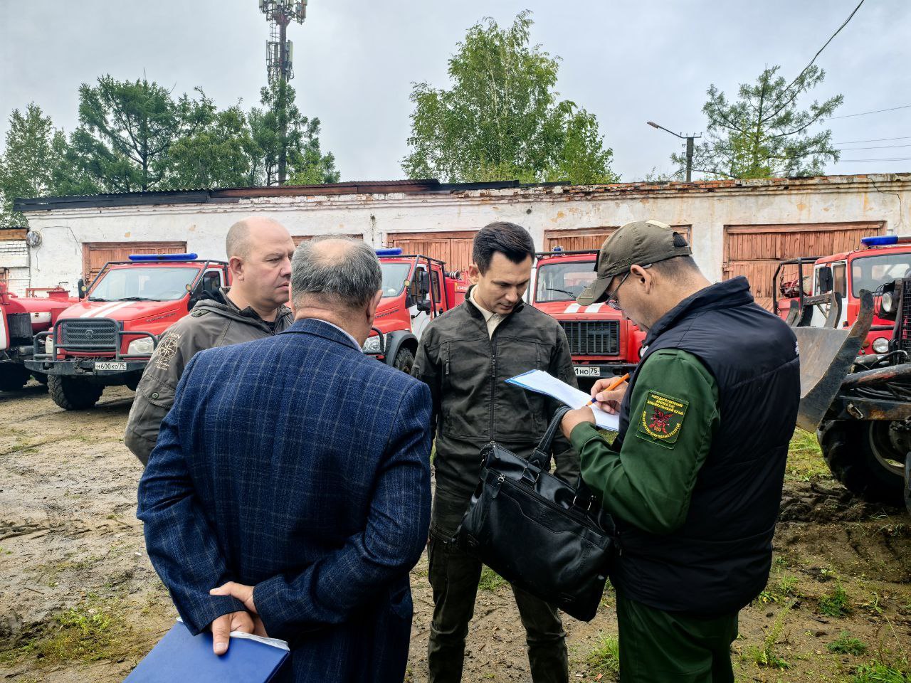 Лесопожарная техника Забайкалья проходит проверку перед новым пожароопасным периодом Забайкальский край активно готовится встретить новый пожароопасный период Министр природных ресурсов региона Павел Волжин приступил к проверке исправности и готовности лесопожарной техники Первоначальным пунктом стал Читинский участок КГСАУ Забайкаллесхоз Мы обязаны убедиться что вся имеющаяся техника находится в полной готовности При осмотре возникли вопросы по исправности АЦ и тяжелой гусеничной техники Дано поручение провести ремонт в кратчайшие сроки Исполнение будет проверено подчеркнул Павел Волжин во время осмотра объектов Проверили состояние каждой единицы техники ее исправность а также уделили внимание порядку в гаражах и даже благоустройству территории участка Напомним что в последние два года Забайкалье сталкивается с высоким риском возникновения лесных возгораний обусловленных климатическими условиями такими как засуха и отсутствие осадков Минприроды КГСАУ