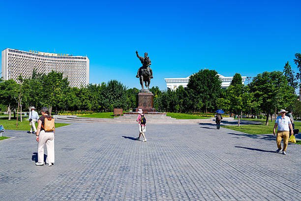 В Узбекистане вводится специальный налоговый режим для иностранных граждан С 1 января 2026 года в стране начнёт действовать новый порядок налогообложения для иностранцев согласно Президентскому указу ПФ 180 от 4 октября 2025 года В рамках специального режима иностранные граждане смогут быть освобождены от уплаты подоходного налога с доходов полученных за пределами Узбекистана если они выполнят ряд условий внесут специальный сбор в размере 50 000 долларов США откроют счёт в уполномоченном коммерческом банке Узбекистана или криптокошелёк на лицензированной криптобирже страны Также иностранцы которые находятся в Узбекистане более 30 календарных дней в течение 12 месяцев и обладают недвижимостью в собственности или аренде будут признаны налоговыми резидентами республики Tashkent Land
