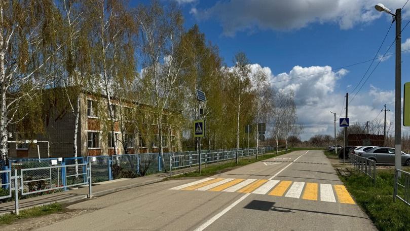 В городе и сельских поселениях Славянского района обновляют дорожную разметку у школ и детских садов Перед летними каникулами коммунальные службы, в первую очередь, обновляют дорожную разметку и повреждённые дорожные знаки возле образовательных учреждений. Главная цель таких работ — обеспечить безопасность детей, не допустить аварийные ситуации на дорогах. Напомню, что дорожную разметку и необходимые знаки обновляют дважды в год - перед летними каникулами и перед началом учебного года.