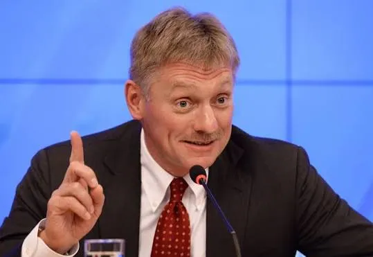 Дмитрий Песков заявил что введение ограничений в мессенджерах и контроль за интернетом не следует трактовать как регрессивные меры Это не шаг назад Мы сейчас находимся в ситуациях когда для обеспечения безопасности необходимо внедрение определенных мер Эти меры реализуются и большинство граждан осознают их значимость и необходимость подчеркнул пресс секретарь президента Российской Федерации Он также добавил что ограничения доступа к интернету действительно могут вызывать определенные неудобства однако это лишь временный этап Песков акцентировал что как только отпадет необходимость в таких мерах все вернется на круги своя и жизнь восстановится в привычном режиме