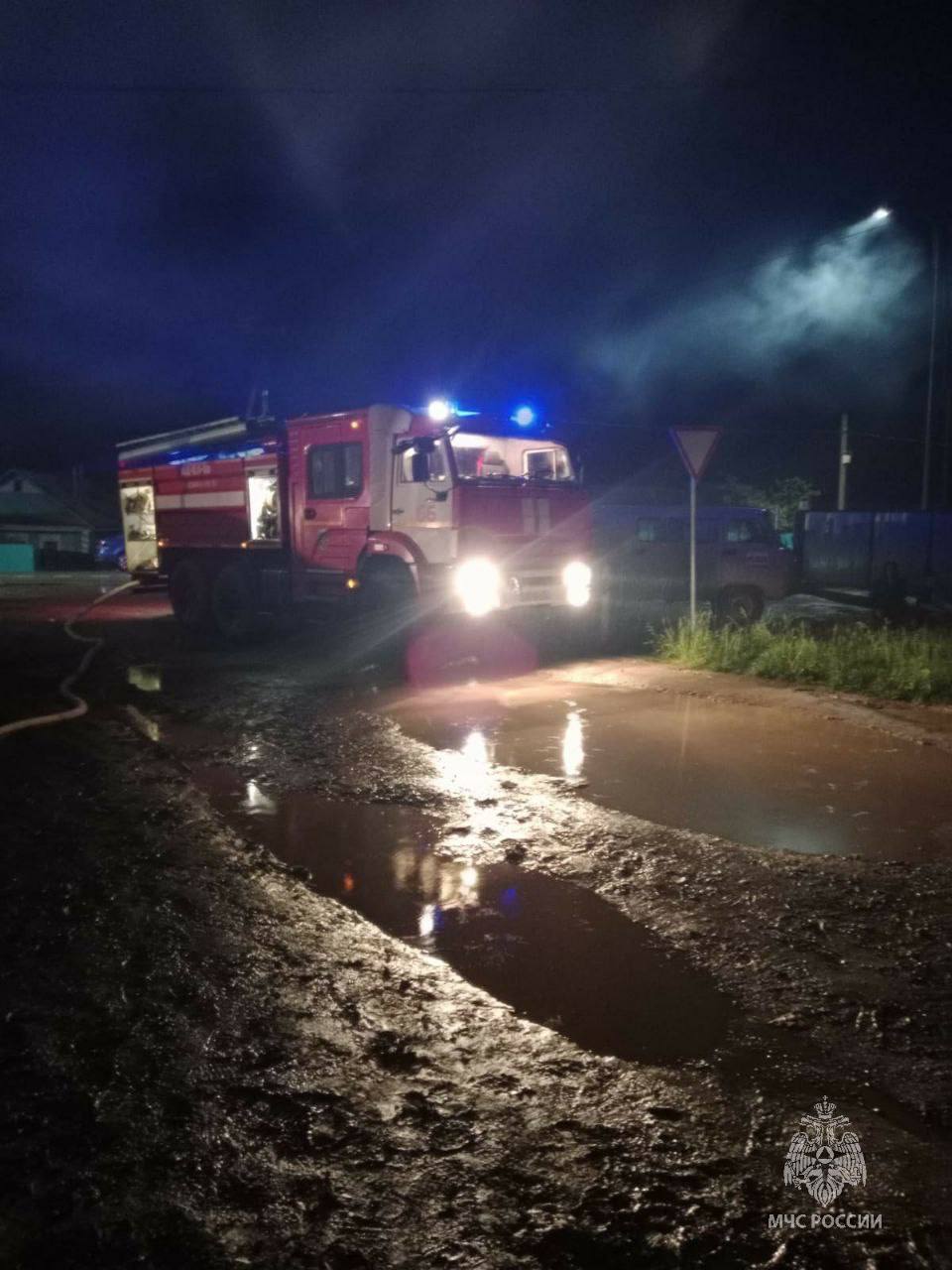 На пожаре в татарстанском селе погибла женщина, мужчина в больнице В селе Каркали Лениногорского района Татарстана произошел пожар в одном из домов на улице Советская. По прибытии пожарных горел частный дом, огонь охватил 32 квадрата. Как стало известно «Татар-информу» от ГУ МЧС России по РТ, в результате пожара пострадал 58-летний мужчина. С порезами рук его доставили в Лениногорскую ЦРБ. Во время тушения пожарные нашли тело 68-летней женщины. Причина пожара устанавливается. Подпишитесь:
