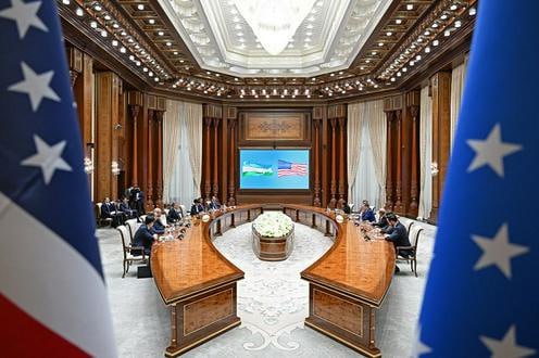 Президент Узбекистана Шавкат Мирзиёев провёл встречу с делегацией США во главе с Серджио Гором специальным посланником Дональда Трампа Стороны рассмотрели вопросы подготовки к саммиту Центральная Азия США который состоится 6 ноября в Вашингтоне а также обсудили реализацию достигнутых в сентябре договорённостей Отмечены активный политический диалог рост товарооборота и успешный визит миссии Торговой палаты США Узбекистан и США договорились продвигать совместные проекты в промышленности энергетике цифровизации и сельском хозяйстве а также укреплять сотрудничество в сфере безопасности и борьбы с экстремизмом Подробнее на нашем сайте Актуальные новости из Центральной Азии fergananews
