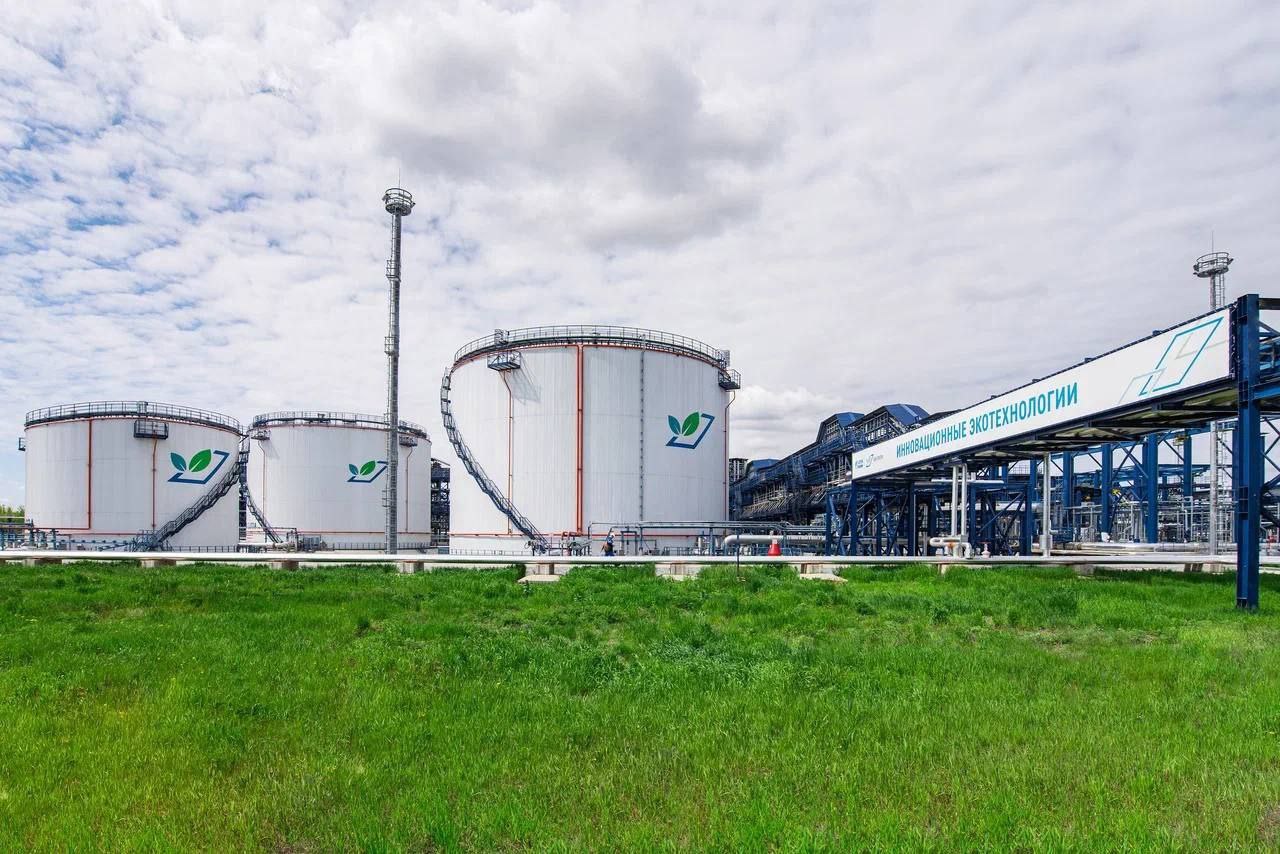 На Омском НПЗ «Газпром нефти» официально запустили на полную мощность «Биосферу» не космическую станцию, а высокотехнологичный комплекс очистки воды . Теперь вся промышленная вода на заводе будет не просто очищаться, а проходить через многоступенчатый hi-tech-фильтр, возвращаться в производство и жить второй жизнью. В итоге водозабор из Иртыша сокращается в три раза — комплекс сбережет более 10 млн кубометров воды в год. Строительство «Биосферы» вошло в федеральный проект «Чистый воздух» нацпроекта «Экология» и обошлось компании почти в 29 миллиардов рублей. Все сделано силами российских инженеров и подрядчиков из 16 регионов. Подобных систем в России всего две: одна в Москве, другая — теперь в Омске. Таким образом, город врывается в лигу экологических чемпионов. А ещё это сотни рабочих мест, ну так, к слову.