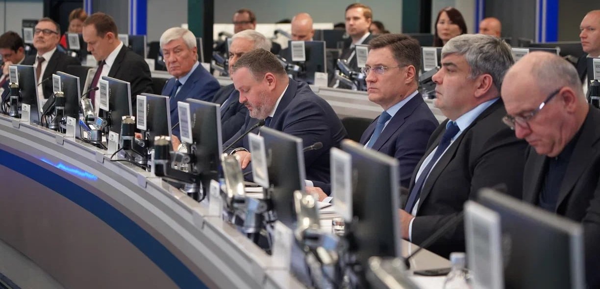 Кавказские главы доложили Александру Новаку о темпах снижения доли теневой экономики в регионах СКФО в рамках стратегической сессии Правительства РФ Вице премьер отметил что в правительстве выработан комплексный подход к обелению отдельных секторов экономики определены контрольные точки и сроки реализации Здесь важно синхронизироваться чтобы обозначенные задачи нашли отражение в действии региональных властей сказал Новак В числе эффективных кавказских мер названы активное внедрение безнала сейчас в округе операции по снятию наличных с карт более чем в 1 5 раза превышают общероссийские показатели А также вовлечение в экономический оборот объектов недвижимости незарегистрированных в ЕГРН и др Накануне глава Минтруда РФ Антон Котяков назвал Северный Кавказ регионом с самой напряжённой ситуацией на рынке теневой занятости Подвижки демонстрирует Дагестан где по словам властей с начала 2025 года выведены из тени около 30 тыс чел