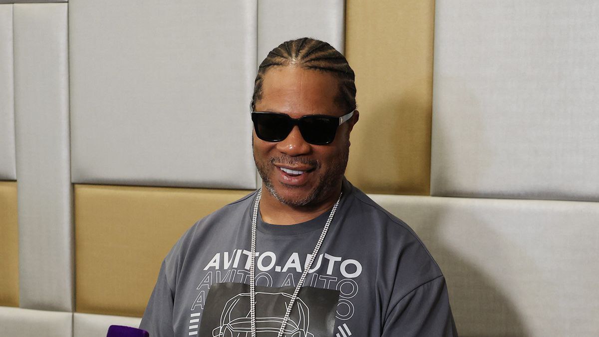 Рэпер XZibit может открыть автобизнес в Москве Американский рэпер и звезда шоу MTV Тачка на прокачку Xzibit задумывается об открытии автобизнеса в Москве Об этом он заявил на пресс конференции прошедшей в рамках фестиваля Уличный драйв  Также музыкант объявил о начале сотрудничества с Авито Авто По его словам партнеры готовят кое что очень крутое Сам рэпер был на пресс конференции в футболе Авито Авто Музыкант также похвалил Волгу и Ниву отметив их рабочие качества По его мнению из Нивы например мог бы получиться полноценный монстр трак   Подробнее в материале Ведомости Город Пресс служба Авито Авто