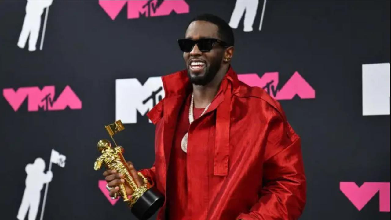 P.Diddy в тюрьме — что грозит рэперу  На прошлой неделе одну из главных фигур в хип-хопе 1990-х и 2000-х годов — Шона Комбса  известного также под псевдонимами P. Diddy, Паффи, Пафф Дэдди, Пи Дидди, Лав и Брат Лав  взяли под стражу.  Сейчас 54-летний рэпер находится в центре заключения Metropolitan в Нью-Йорке. По информации ВВС, музыканту отказано в освобождении под залог в связи с тем, что он с высокой вероятностью может скрыться.  На 14 страницах обвинительного заключения Комбсу предъявлены три обвинения — рэкет, принудительная секс-торговля и перевозка жертв через государственные и международные границы с целью вовлечения в проституцию. Также утверждается, что музыкант нападал на женщин, «нанося им удары, волоча, бросая предметы и пиная их».   По утверждению прокуроров, для совершения преступлений он опирался на «сотрудников, ресурсы» и влияние своей бизнес-империи. Гособвинители требуют конфисковать все активы Комбса — имущество, фонды или компании, контролируемые рэпером.  Между тем, адвокат Марк Антифило заявил, что разочарован «несправедливым преследованием господина Комбса со стороны прокуратуры США».  «Дидди не идеальный человек, но он не преступник», — сказал он.  Что предшествовало аресту музыканта и какой срок ему грозит, читайте в продолжении материала на нашем сайте.  • Фото: Angela Weiss/AFP via Getty Images.