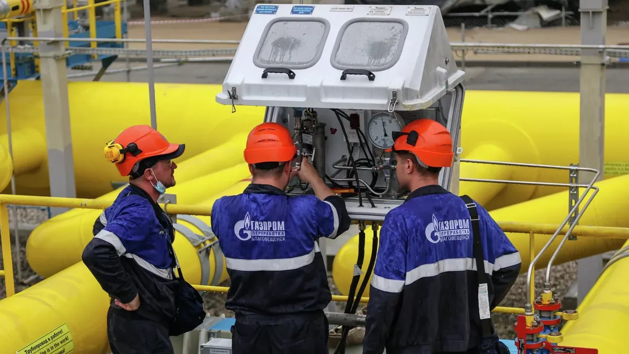 Путин заявил, что "Газпром" надежно обеспечивает Сербию газом "Газпром" надежно обеспечивает Сербию газом и даже добавляет дополнительные объемы по запросу. Об этом рассказал президент РФ Владимир Путин на встрече с президентом Сербии Александаром Вучичем. "По маршруту "Турецкий поток" в штатном режиме осуществляются поставки законтрактованных Сербией объемов природного газа. Больше того, "Газпром" еще и не просто надежно обеспечивает, а добавляет по просьбам сербских друзей объемы сверх контрактных обязательств. Надежность поставок создает условия для стабильной экономической деятельности в Сербии", - сказал Путин. Российский лидер заметил, что локомотивом торговых и инвестиционных связей с Сербией является энергетика.