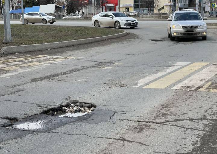 Ямы на дорогах в Крыму будут устранены в течение 10 лет Об этом сообщил глава «Крымавтодора» Максим Демин в день празднования 90-летнего юбилея предприятия. Крым Оперативный