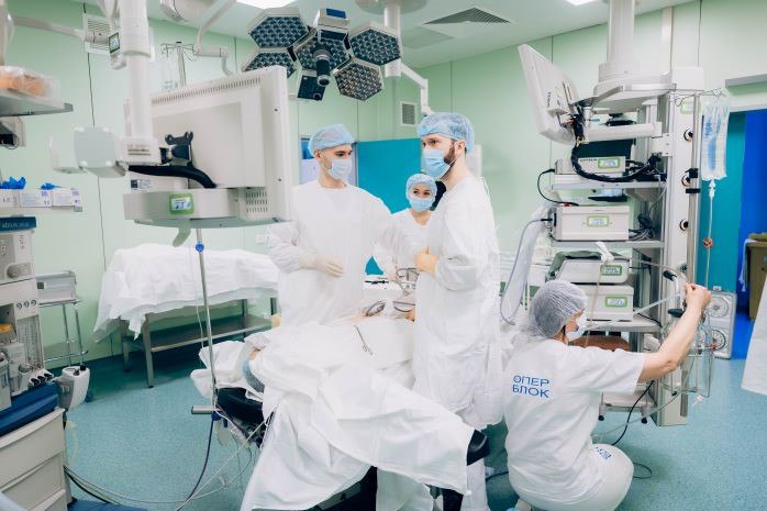 Красноярские врачи сделали светящейся опухоль на печени В Красноярском краевом онкологическом диспансере выполнили операцию по удалению опухоли печени с максимальным сохранением здоровых тканей Об этом рассказали в краевом Минздраве Хирурги провели 44 летнему мужчине лапароскопическую анатомическую резекцию используя технологию ICG флуоресцентной визуализации Это значит что перед операцией пациенту внутривенно ввели безопасный краситель индоцианин зеленый Через специальную оптику хирург видел четкую границу здоровая ткань светилась ярко зеленым а пораженные опухолью участки оставались темными Это позволило удалить новообразование сохранив каждый миллиметр ценной печеночной ткани что критически важно для пациента с сопутствующим циррозом Сейчас он ожидает выписки Технология ICG уже применялась в онкологических отделениях диспансера однако в подобном случае ее задействовали впервые Newslab в ТГ МАХ