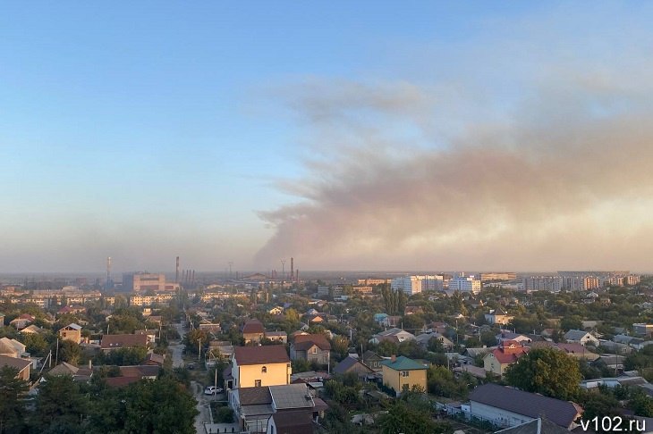 Волгоградцы делятся зловещими фото с дымом от пожара на острове Сарпинском.   Порывами ветра на центр города несет и сильный запах гари.