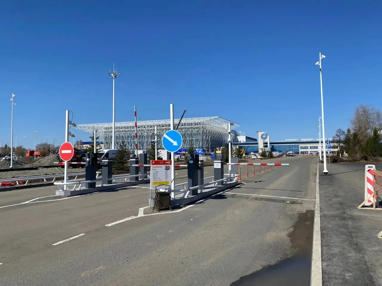 В аэропорту Оренбурга планируется расширение штата сотрудников Связано это с открытием нового терминала который должны достроить в этом году Об этом представители аэропорта заявили на ярмарке вакансий которая прошла в областном центре накануне Сейчас открыты вакансии для мужчин и женщин Среди востребованных специалистов инженеры слаботочных систем которые будут заниматься видеонаблюдением и техническим оборудованием На ярмарке вакансий в Оренбурге 17 апреля 2026 года В компании отмечают что с запуском нового аэропорта количество рабочих мест увеличится Уровень зарплат называют конкурентоспособным Напомним ранее также были названы новые сроки окончания строительства терминала Работы хотят завершить до конца второго квартала 2026 года Пропускная способность аэропорта вырастет с 280 до 1 000 пассажиров в час из которых 600 на внутренних воздушных линиях Всего будет 4 этажа а также 4 телетрапа рукава Фото лучше грузится здесь