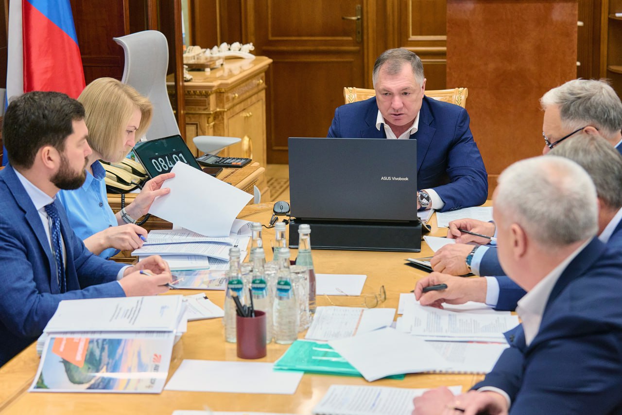 Марат Хуснуллин провел заседание научно-технического совета госкомпании «Автодор» Участники рассмотрели ряд вопросов по дорожным проектам, находящимся в ведении госкомпании, и ключевые задачи на будущее. «Наша ключевая задача как научно-технического совета – обеспечить экспертное рассмотрение заданий на проектирование, стоимость будущих объектов, ожидаемый трафик, предложить как можно более эффективные технические решения, которые в дальнейшем можно было бы применить на других дорожных объектах в нашей стране», – сказал Марат Хуснуллин. Как отметил вице-премьер, необходимо стремиться к оптимизации стоимости и сроков работ, оптимальным проектным решениям, развитию кадрового потенциала, а также применять успешный опыт иностранных коллег. На заседании участники в том числе рассмотрели проектные решения по будущим ключевым объектам дорожной сети госкомпании «Автодор», включая развитие автодорог на Черноморском побережье.