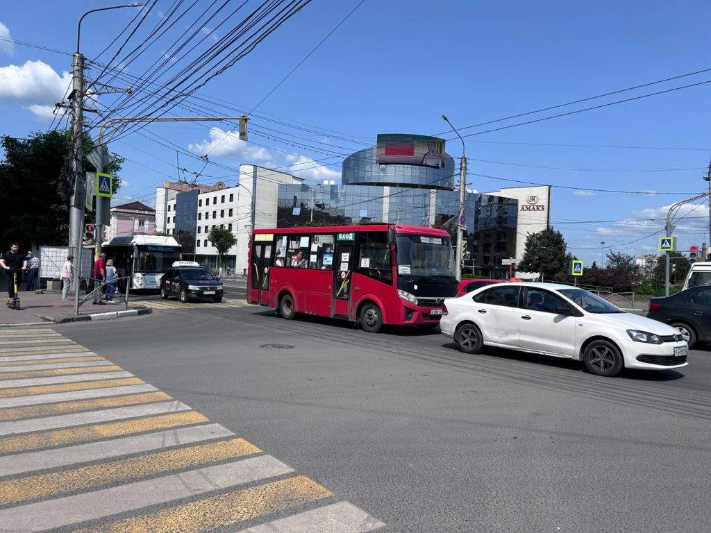 В Рязани курсируют 92 новых автобуса и 30 троллейбусов, оснащенные кондиционерами Администрация Рязани прокомментировала жалобы рязанцев на неработающие системы кондиционирования в автобусах и троллейбусах. Как сообщается на сайте ведомства, МУП «УРТ» активно решает проблему неработающих кондиционеров в общественном транспорте. Сейчас на линии ежедневно работают 117 автобусов. Из них 92 — новые, оснащенные кондиционерами. К сожалению, в шести из них кондиционеры не работают. Также ежедневно на линию выходит 76 троллейбусов, из которых 30 новых, с кондиционерами. В четырёх машинах кондиционеры также вышли из строя. Как только поступят запасные части, будет проведён ремонт. По этому вопросу МУП УРТ активно взаимодействует с заводами-изготовителями. Кроме того, старые модели транспортных средств изначально не были оборудованы кондиционерами. Для решения этой проблемы идёт поэтапная закупка новой техники для работы на городских маршрутах. Так, в этом году для повышения комфорта пассажиров приобрели 20 н...
