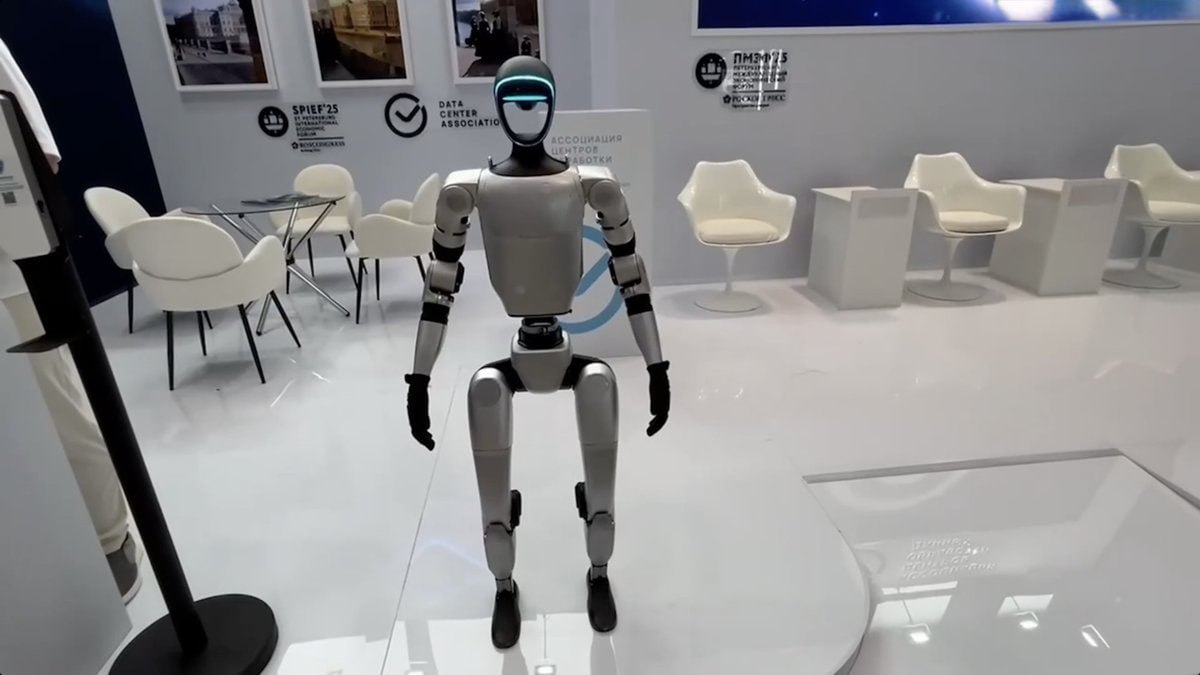 Unitree G1 — робот-гуманоид, разработанный китайской компанией Unitree Robotics. Впервые модель была представлена в мае 2024 года. Unitree сообщает, что робот будет обучаться в смоделированной среде с использованием обучения с подкреплением и путем копирования действий других роботов. Вероятно, все новые навыки будут автоматически загружаться в каждого гуманоида по беспроводной сети. Сенсацией ПМЭФ-2025 стал Роберт - пишет основной армянский ресурс России MASH. Робота по имени "Володя" представили на полях Петербургского международного экономического форума - пишет ТАСС и РИА. В руках у робота модная сумочка Dior, пишет ГазетаРу. Выбор такого "имени" создатели объяснили его большой популярностью в России. "Русское имя, имя победителей, любимое имя среди россиян. Поэтому большой помощник нам тоже – Владимир", - рассказала президент Ассоциации центров обработки данных Екатерина Ледокол. Так Роберт или Володя? Эммм... Ну ладно. Катя, правда не объяснила почему у робота такой низкий рост как и рост среднестатистического китайца