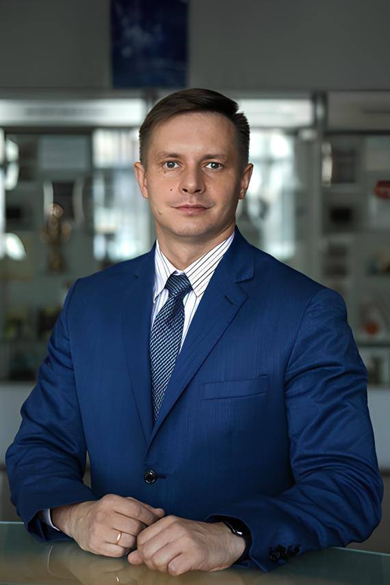 АВРАЛЕВ РЕКТОР НГЛУ Никита Авралев официально стал ректором Нижегородского лингвистического университета им Н Добролюбова До этого с октября 2024 года он работал в статусе исполняющего обязанности Прошлый ректор Жанна Никонова находится под следствием по делу о превышении должностных полномочий Авралев в 2003 году окончил ННГУ им Н И Лобачевского по специальности Политология В 2021 году магистратуру по направлению подготовки Государственное и муниципальное управление Больше десяти лет работал в ННГУ им Н И Лобачевского в том числе на руководящих должностях С 2020 по 2023 год занимал пост проректора по стратегическому и инновационному развитию СКФУ С апреля 2023 года проректор по стратегическому развитию ННГУ им Н И Лобачевского
